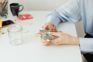 Cómo ahorrar dinero en el hogar con cambios simples y reales