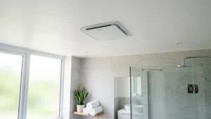 Extractor de aire en baño para prevenir humedad y descascarado