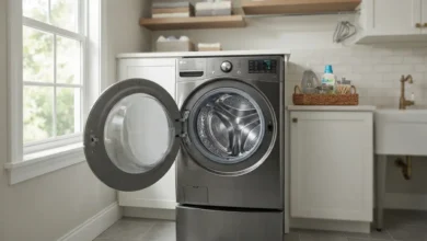 Lavadora limpia sin mal olor en cuarto de lavado iluminado
