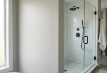 Pared de baño pintada correctamente cerca de la regadera sin descascarado