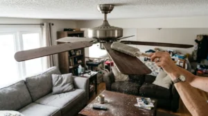 las aspas y el cuerpo de un ventilador de techo antes de limpiar ventilador de techo